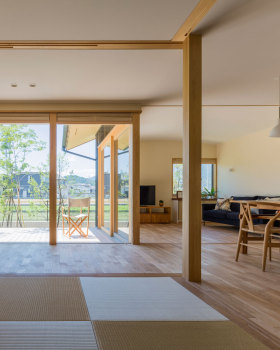 "Okuno 夫妇自然风光之居 | 模块化小屋中的现代生活"