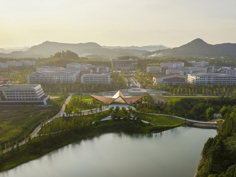 阆中赛城游客中心 | 山水间的现代飞翼-16