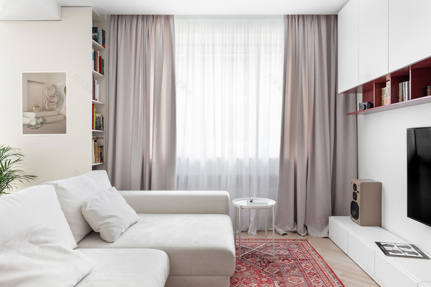 莫斯科 45 平米全白小公寓,玻璃隔出的卧室成亮点-8