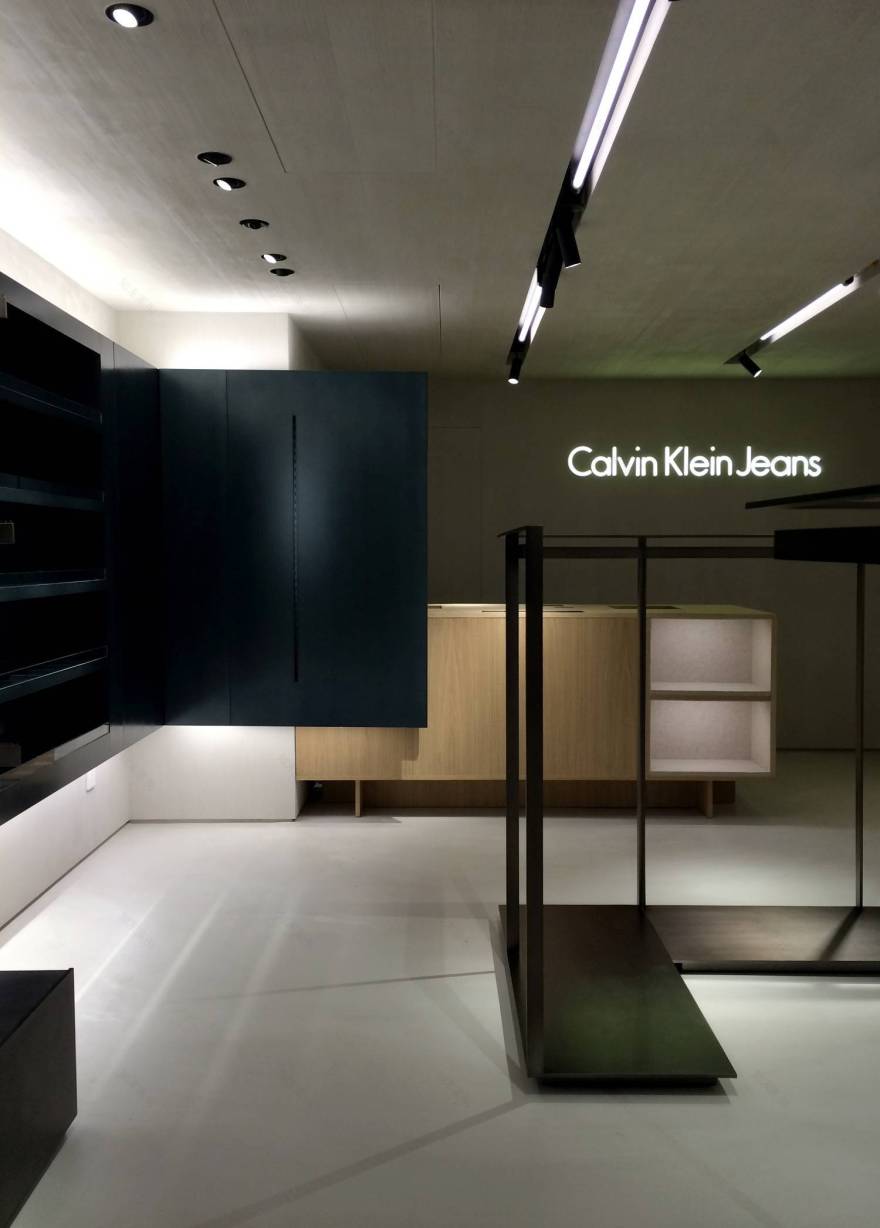 Calvin Klein Jeans 旗舰店——温材料营造复杂纹理空间-6