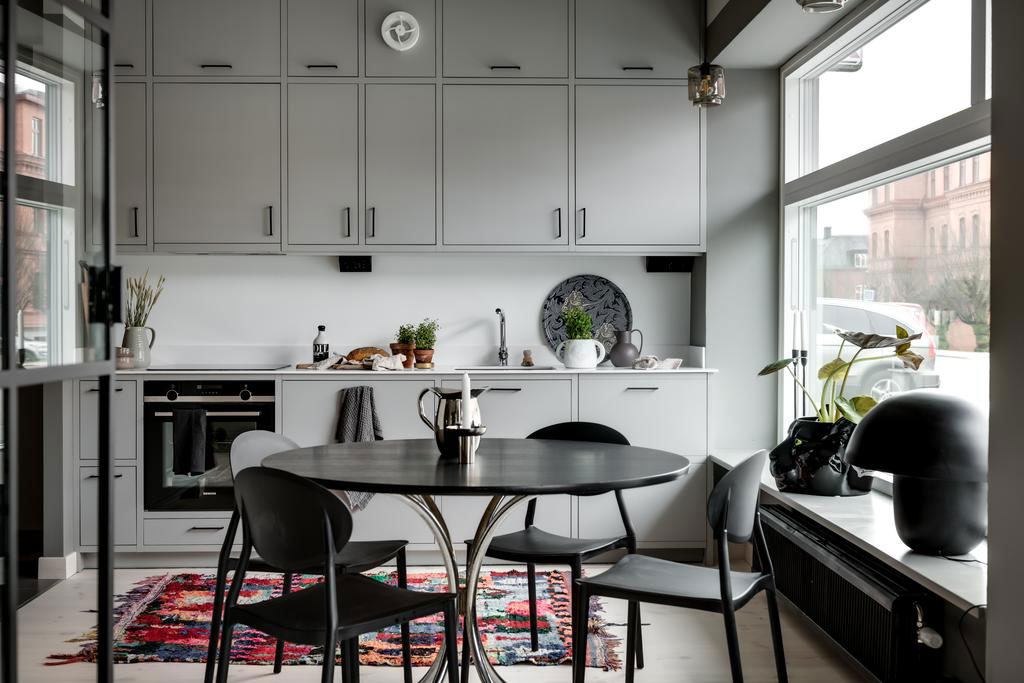 瑞典 75 平米公寓的黑暗墙面与有趣分区设计-7