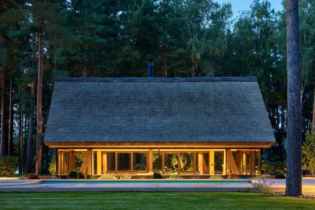 湖边森林中的钢构游泳池房丨立陶宛-36