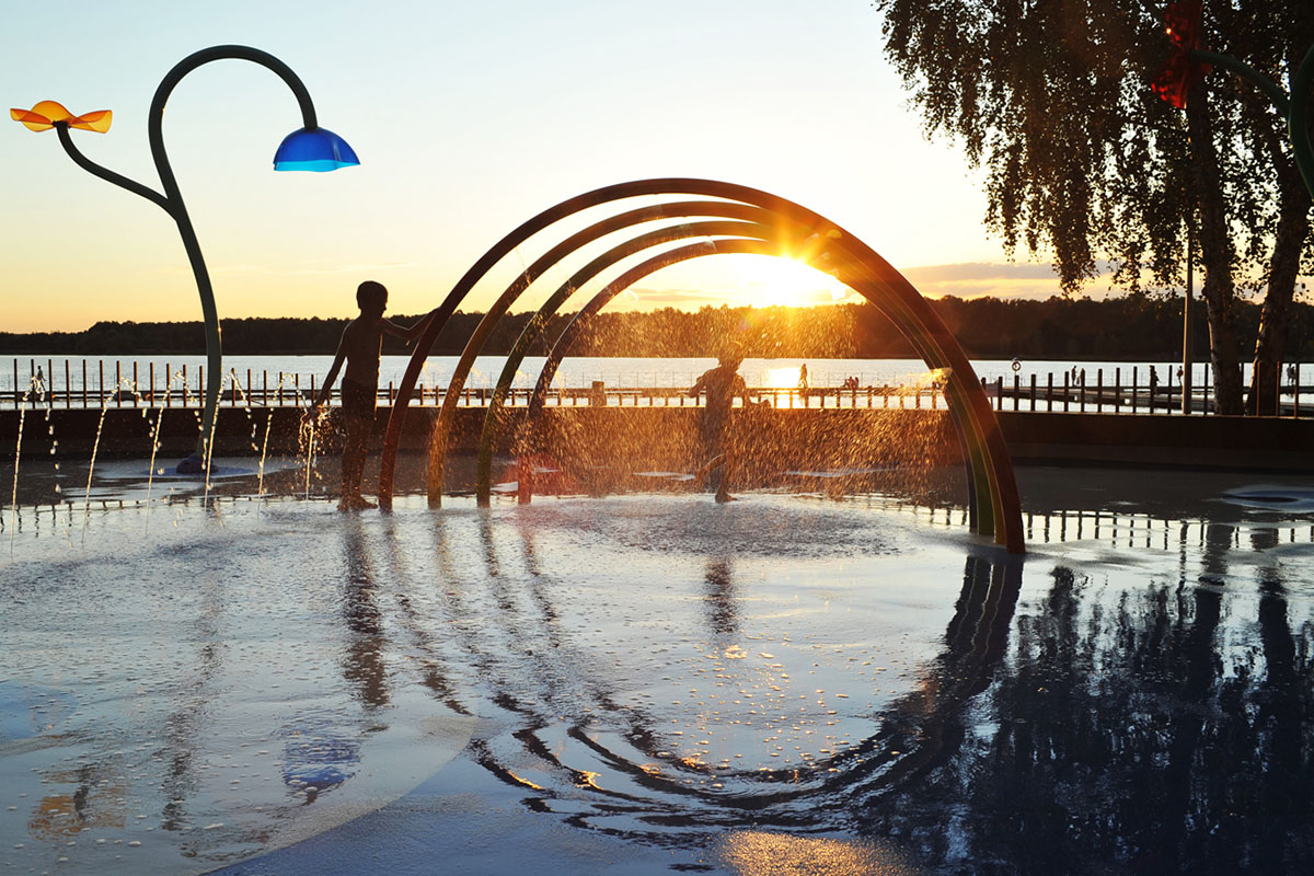 波兰蒂“脚印形”黑水上儿童游乐场 | 景观与功能完美融合-6