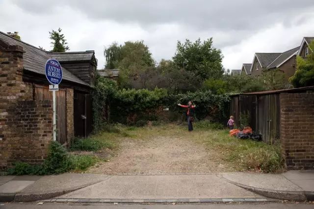 买不起“学区房”，他带2个女儿住进破马厩，花4年爆改，市价3300万!-20