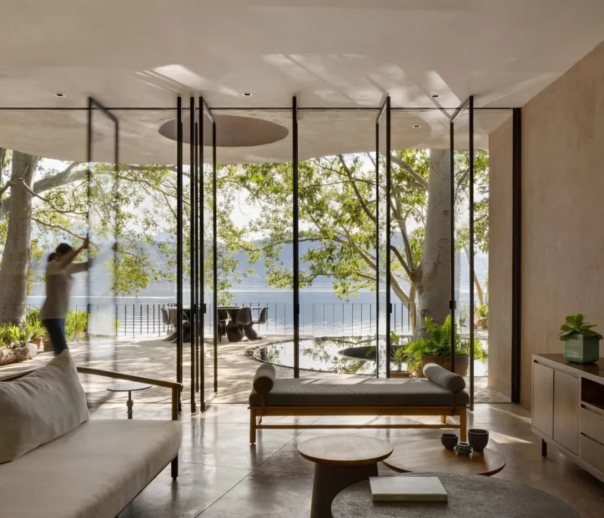 Дом с зеленой крышей и вековыми деревьями: экологичный проект MCxA Group-7