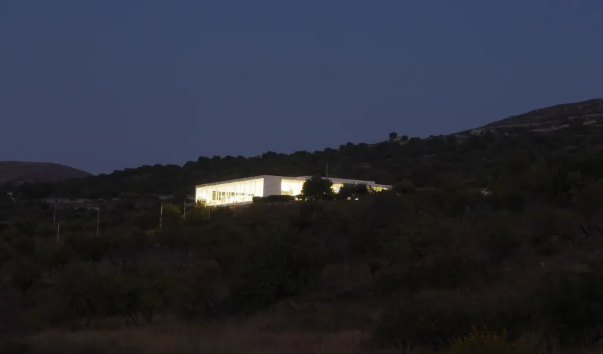 意大利乡村风光中的简约展厅设计-23