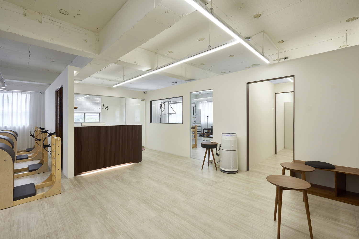 白色与木质 | 38 平米简约舒适的公寓设计-3