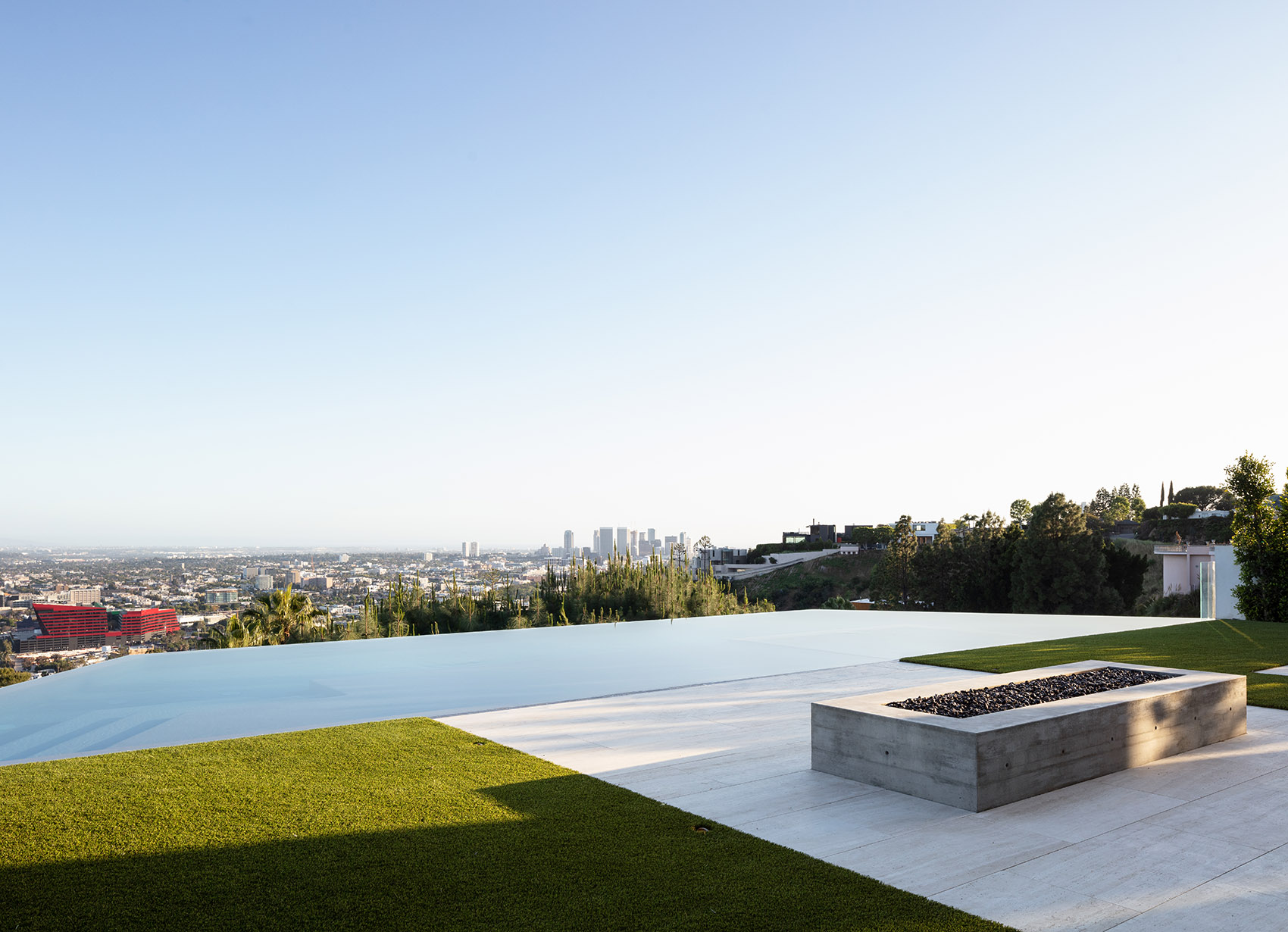 带有悬挑泳池的住宅，洛杉矶 / Standard Architecture-25