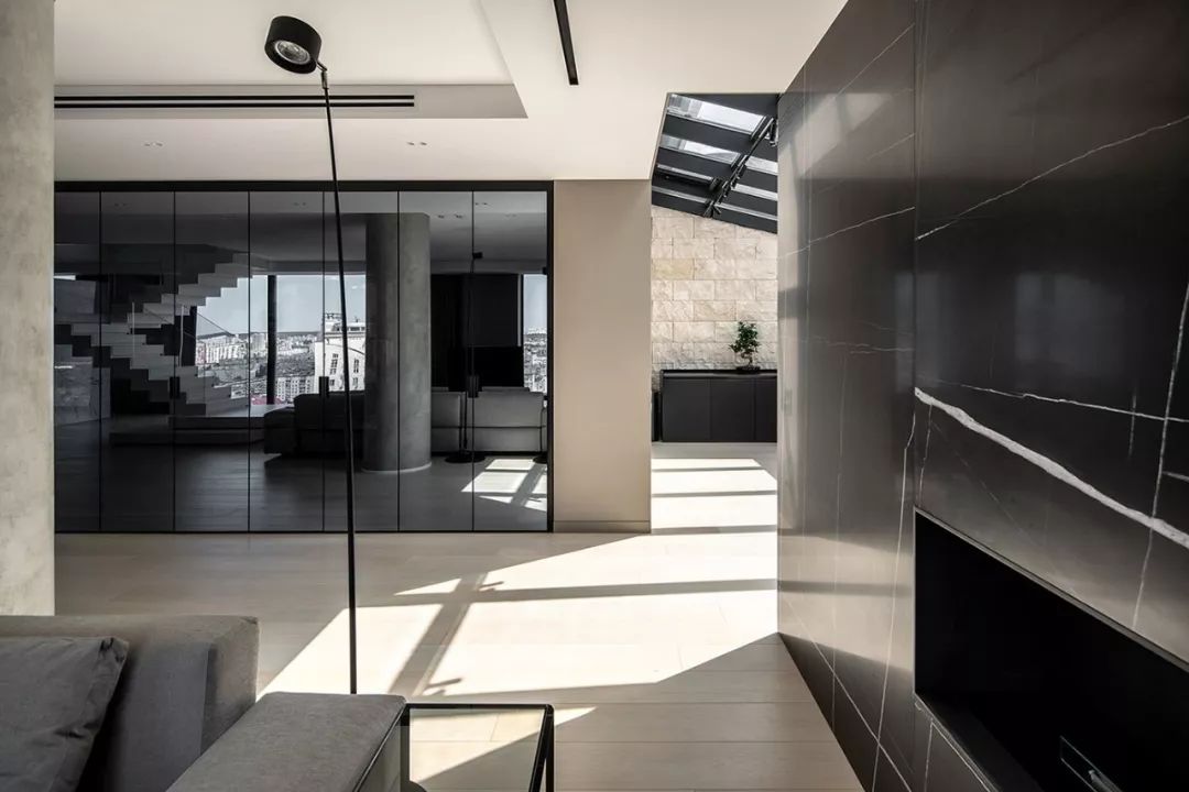MONO architects 打造顶层公寓,诠释自由空间与光线之美-26