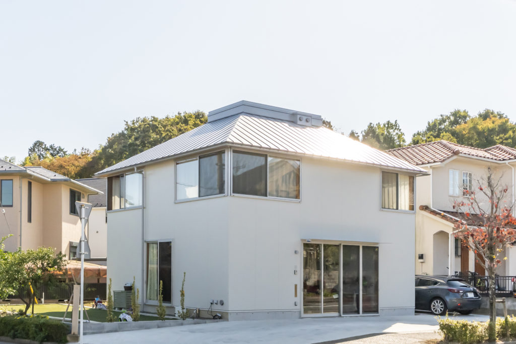 子どもが自由に走り回れる家空が見える階段室をコアにした回遊式空間で暮らす | Architecture | 100%LiFE-16