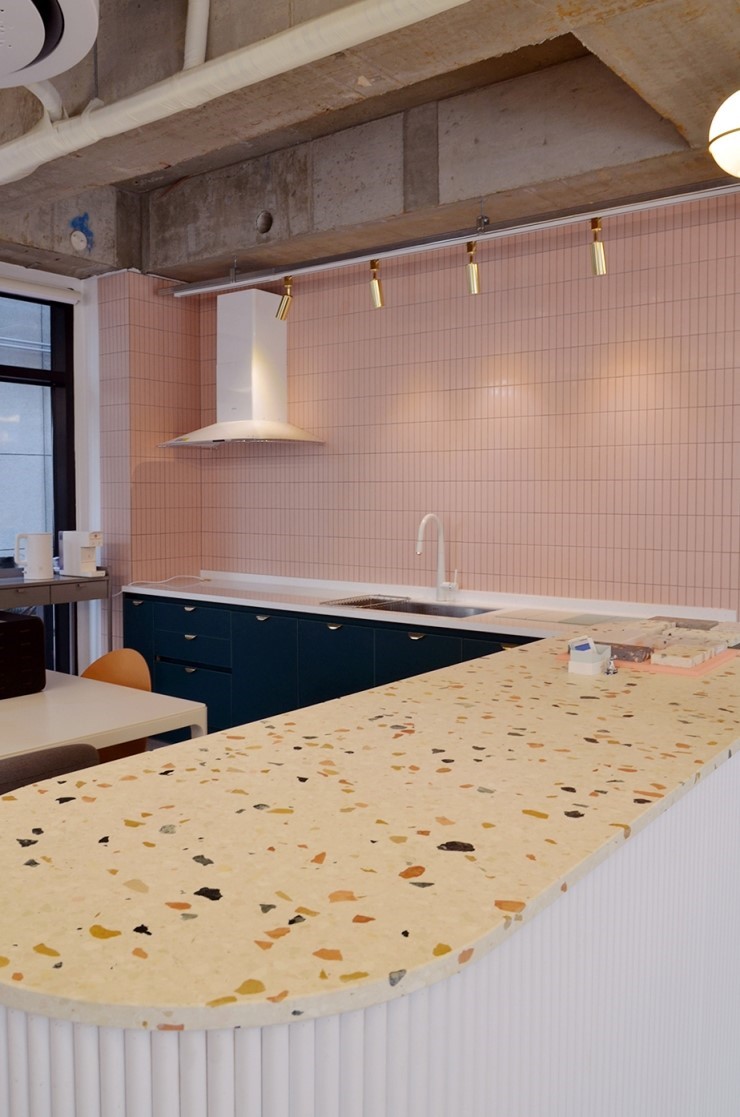 极简设计打造办公空间与展示厅-10