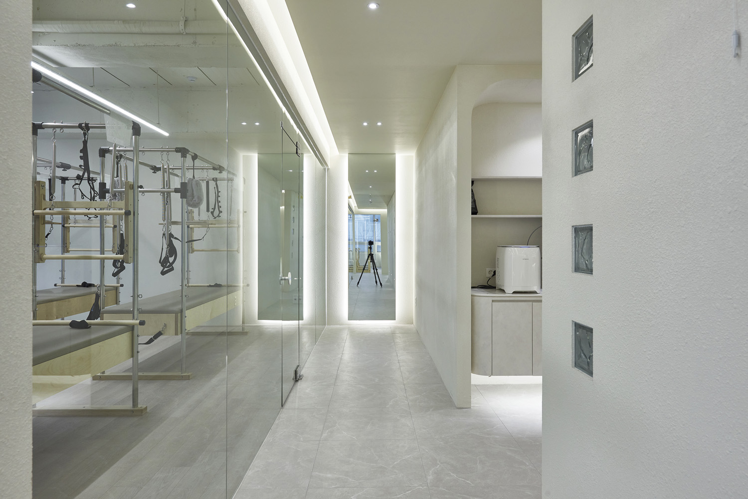 白色典雅，140 平米办公室与公寓的精致设计-14