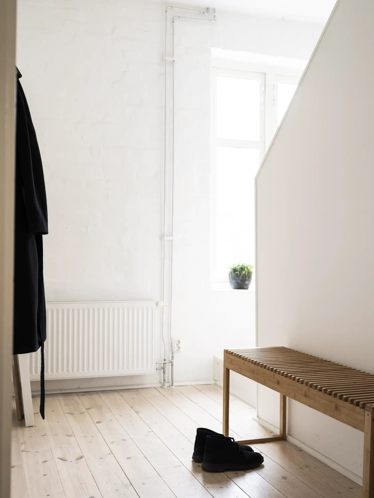 瑞典一旧楼顶层公寓的活力黄灰设计-16