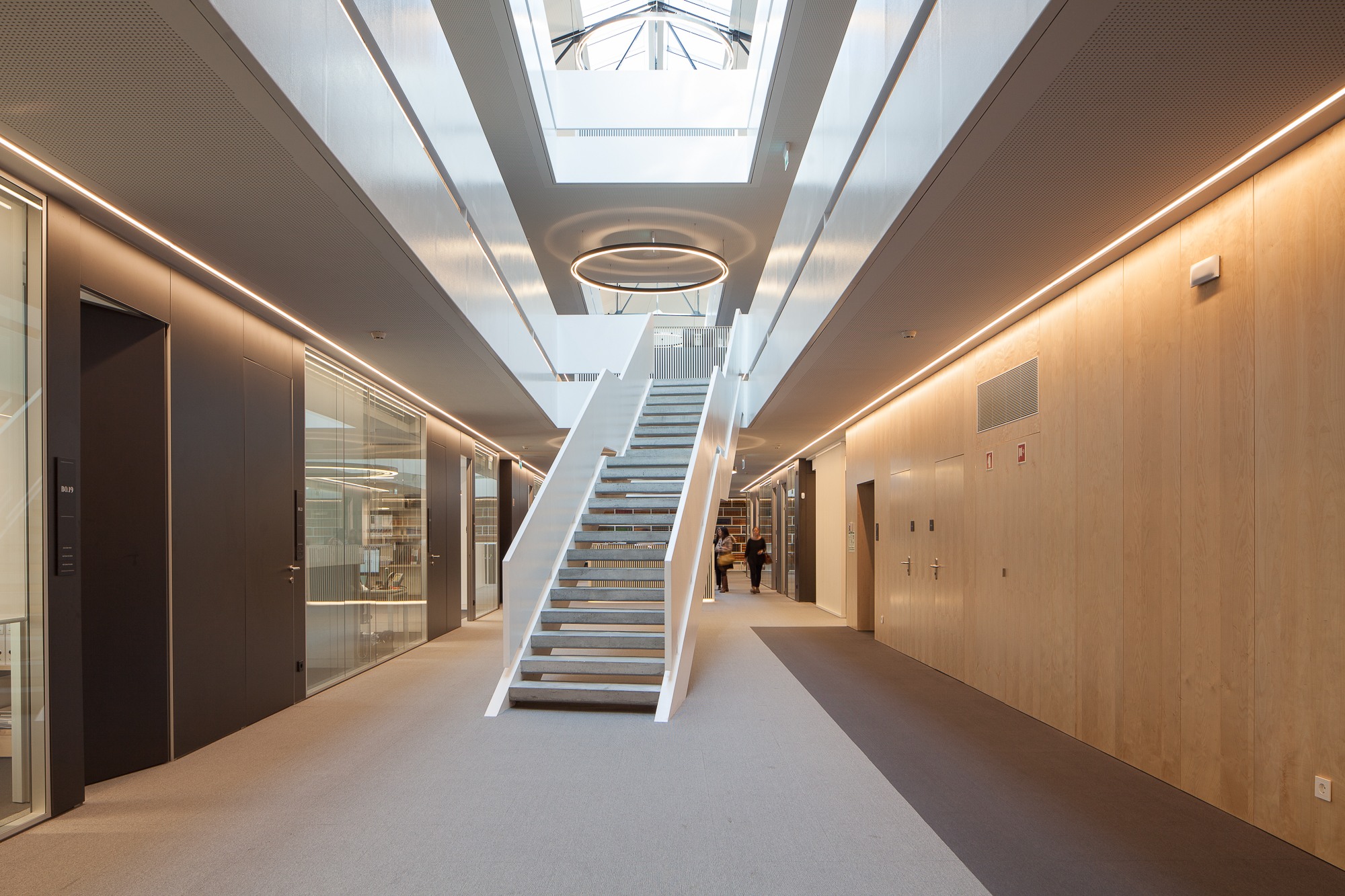 " Lisbon 潮流工业风办公空间"-33