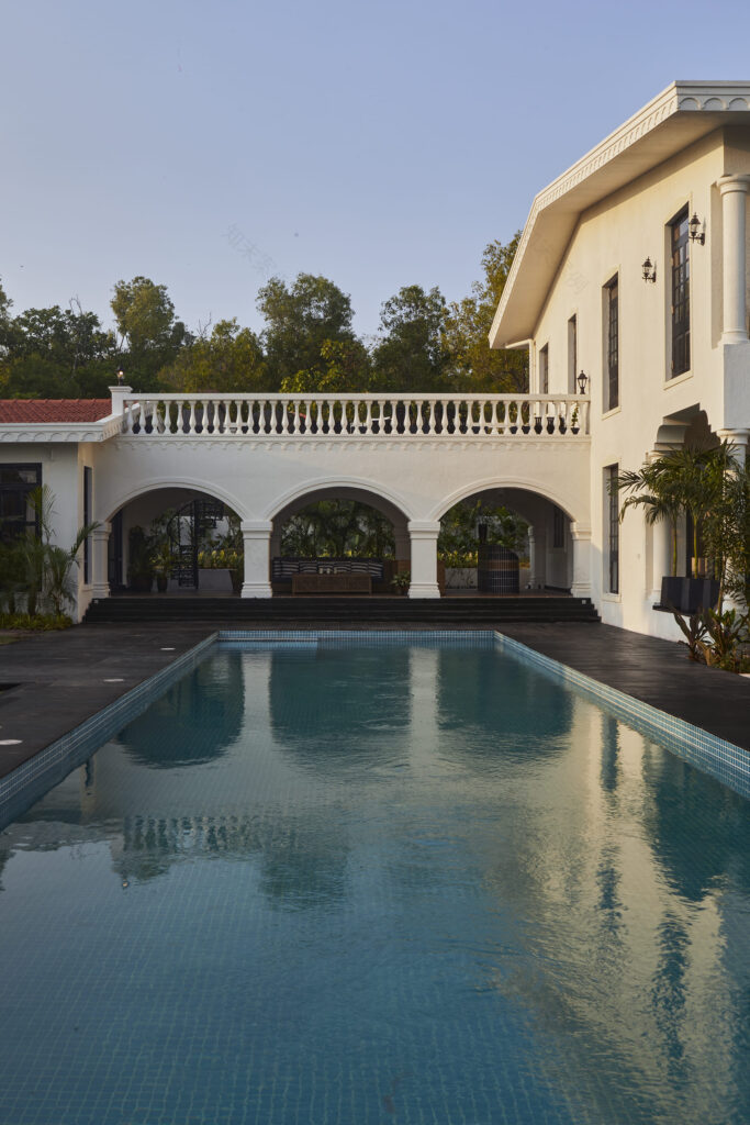 鸡蛋花庄园
注:Frangipani常见指鸡蛋花 ,Estate有庄园、地产等意思,结合语境这里翻译为鸡蛋花庄园较为合适 丨FADD Studio-64