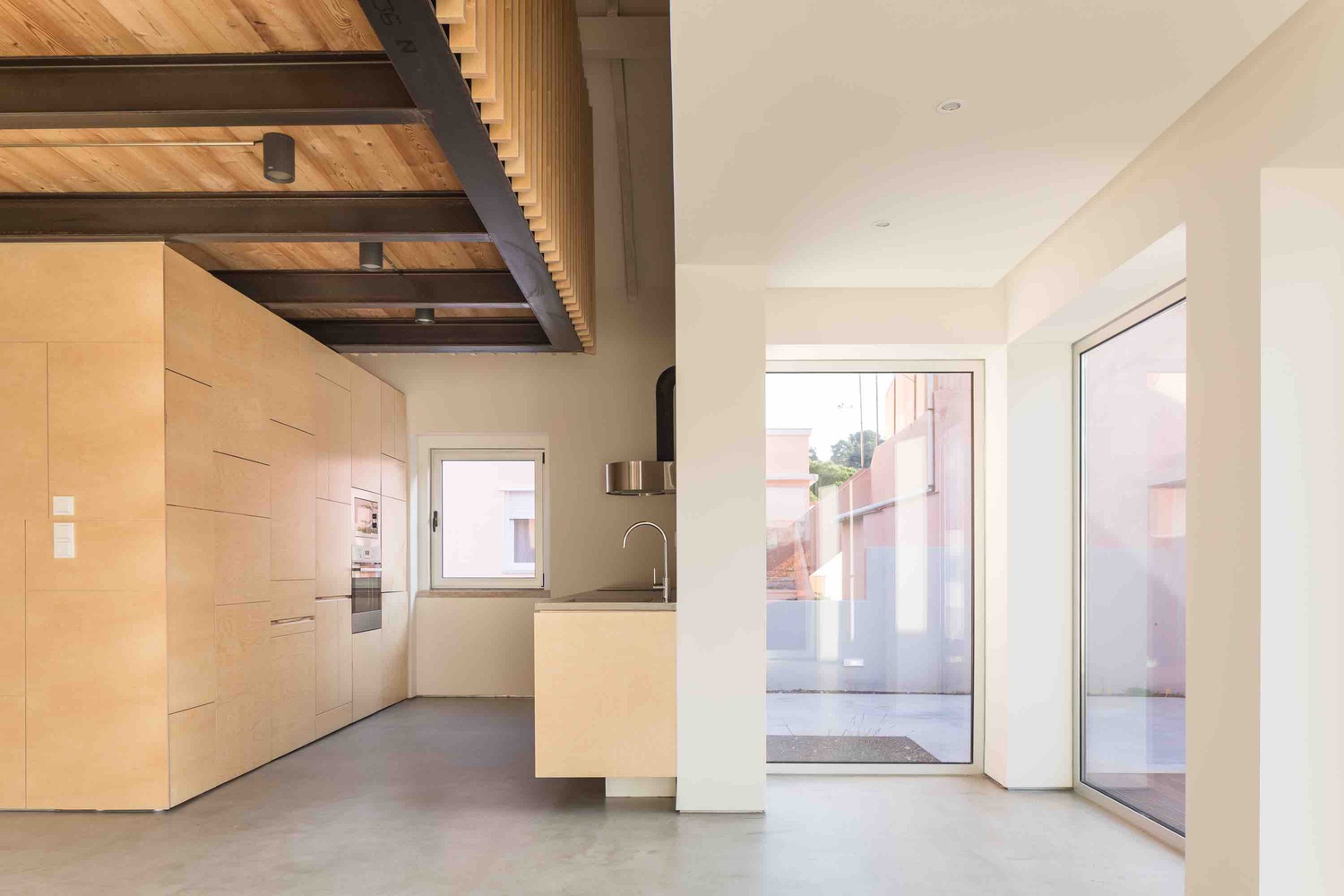 葡萄牙特拉法里亚度假屋 | 木质分隔打造舒适私密空间-60