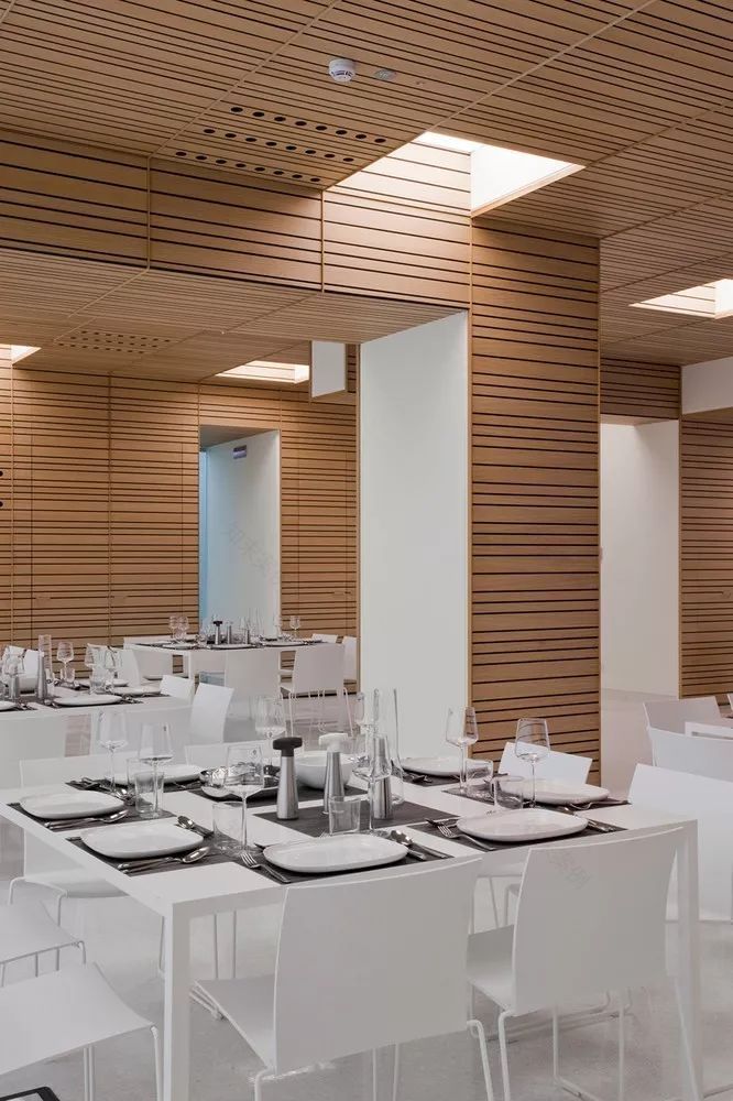 光影共舞,昼夜共存——AI 室内设计整合的地下办公空间-32