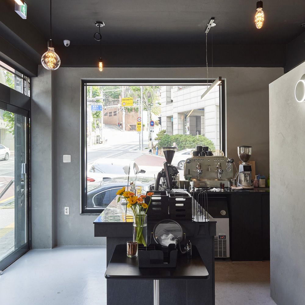 格雷顿现代咖啡厅 | 极简设计中的温馨空间-12