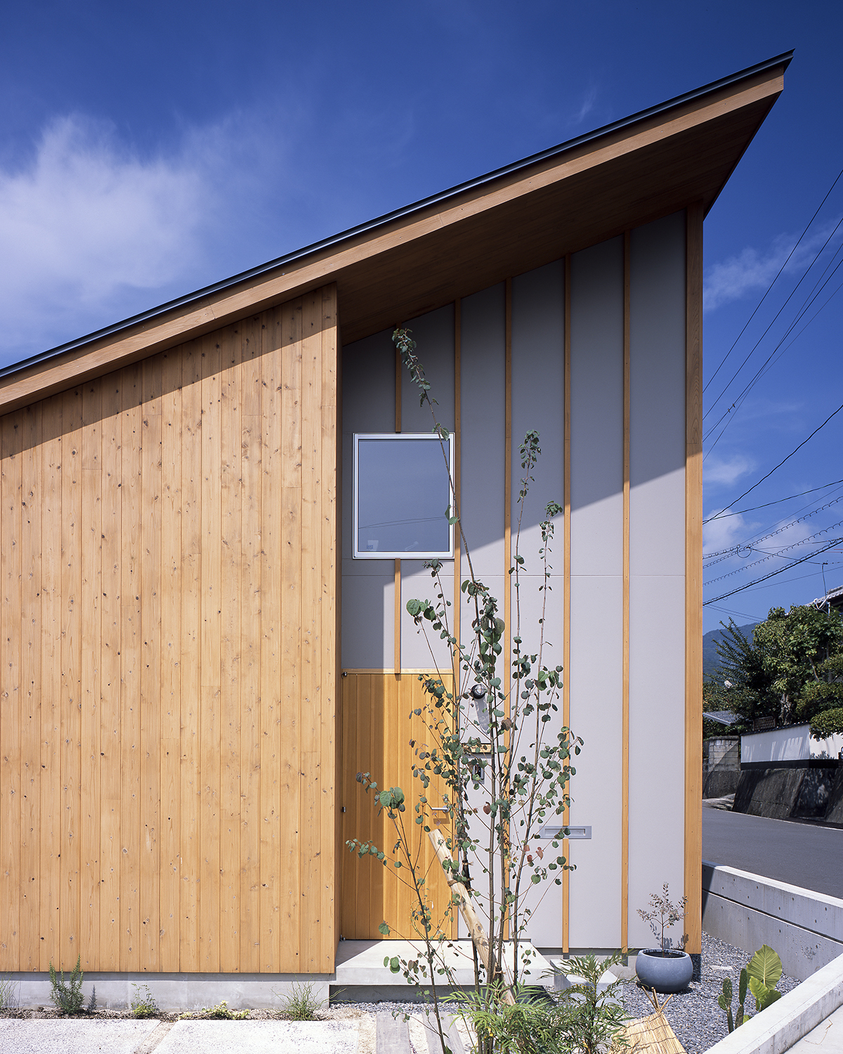 日本广岛 Kamihera 极简住宅 | 双高度天花板与倾斜空间设计-4