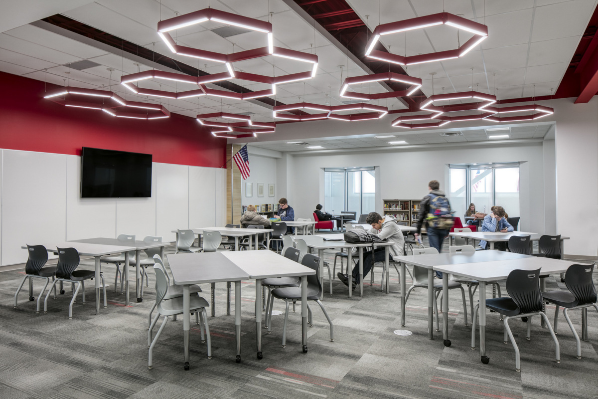 Mountain Ridge 高中-10