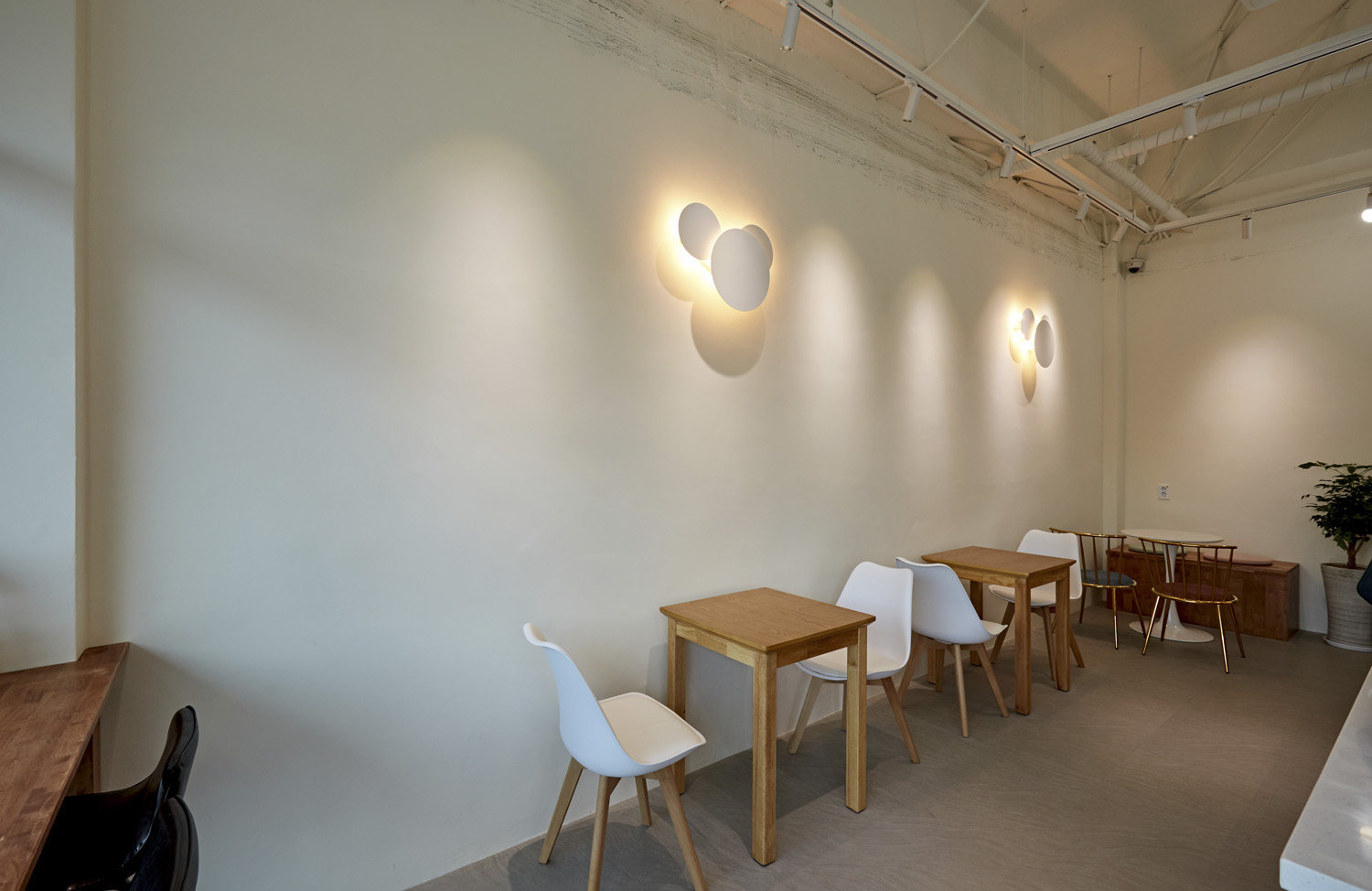 简单时尚的 10 平米咖啡厅设计-9