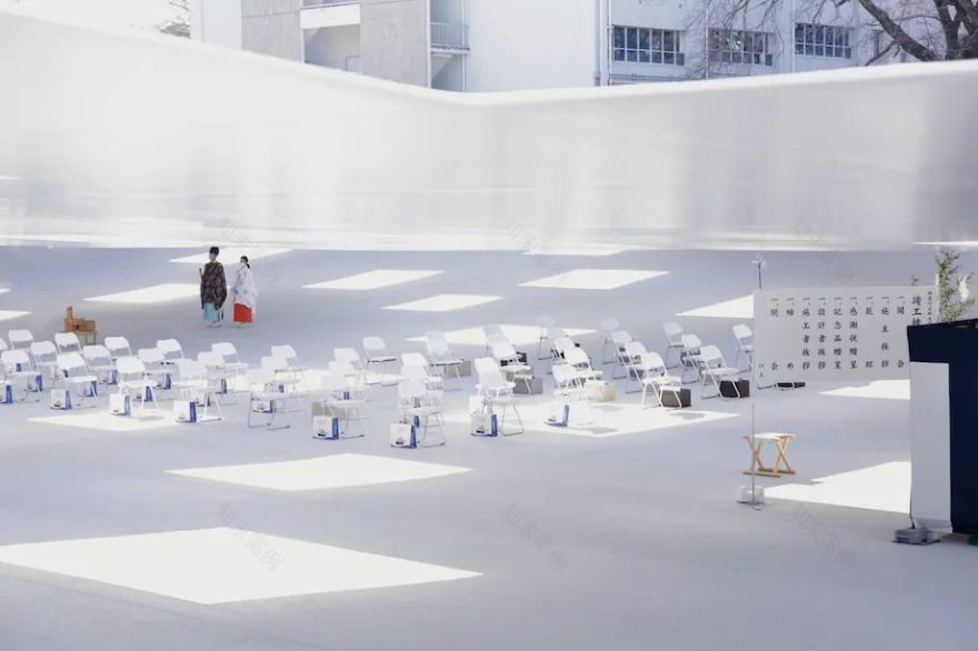 日本“最空白”建筑!无墙无柱无固定用途,59扇天窗让雨水阳光随意进出!网友:躺着发呆都变浪漫了-107