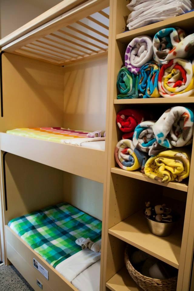 汉密尔顿新芽儿童中心 · 公园中的白色木箱幼儿园-14