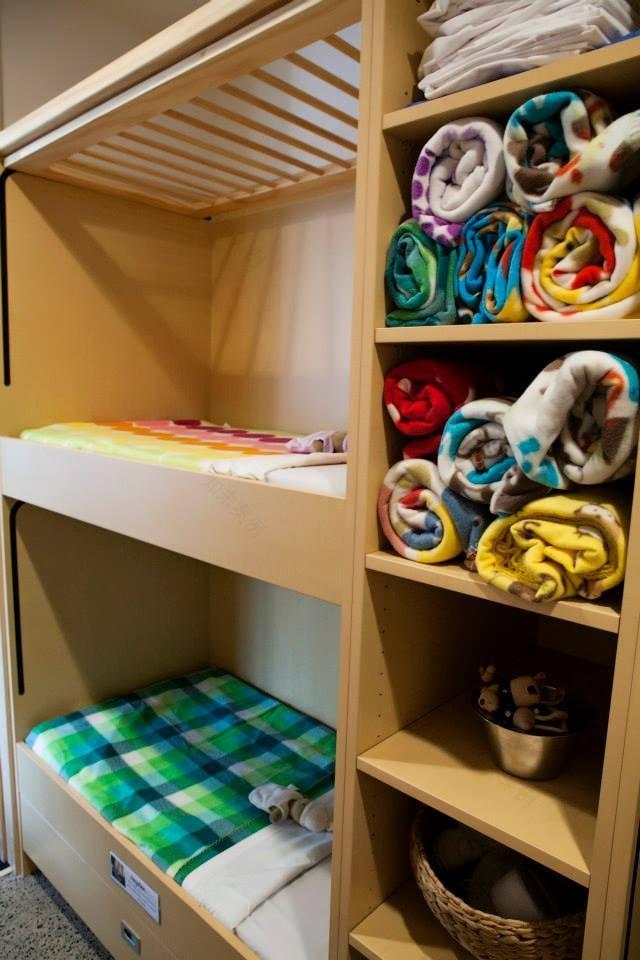 汉密尔顿新芽儿童中心 · 公园中的白色木箱幼儿园-14