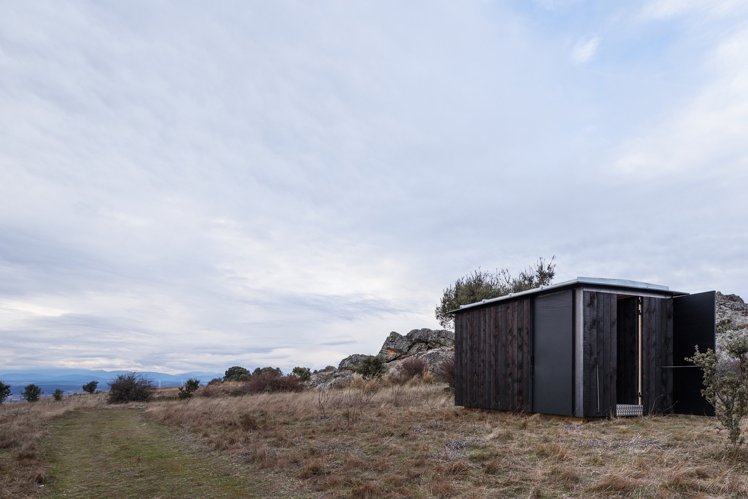 西班牙文化遗址旁的可逆式木钢展馆-42