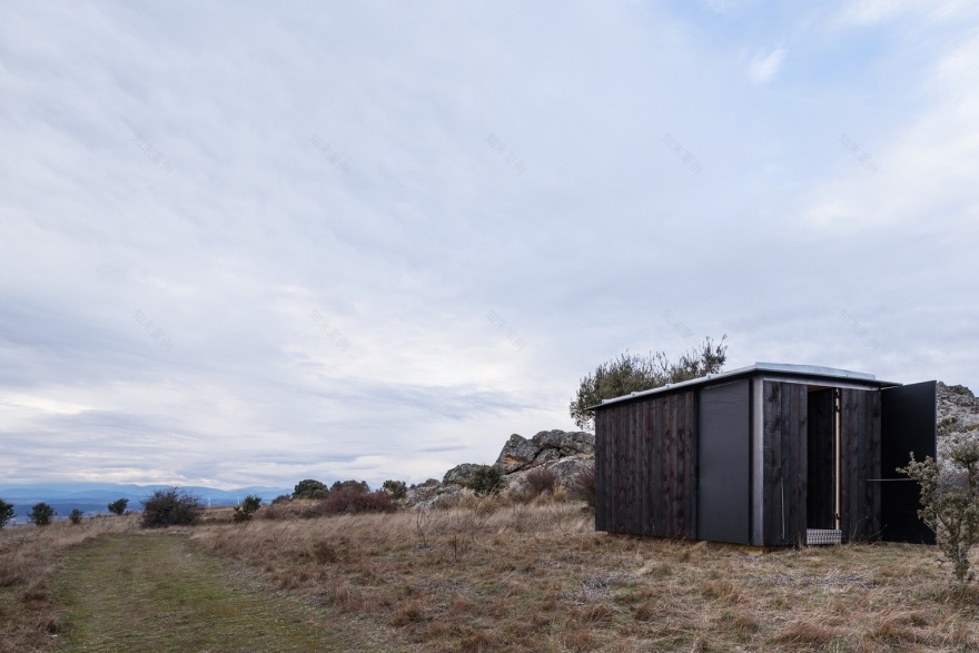 西班牙文化遗址旁的可逆式木钢展馆-42