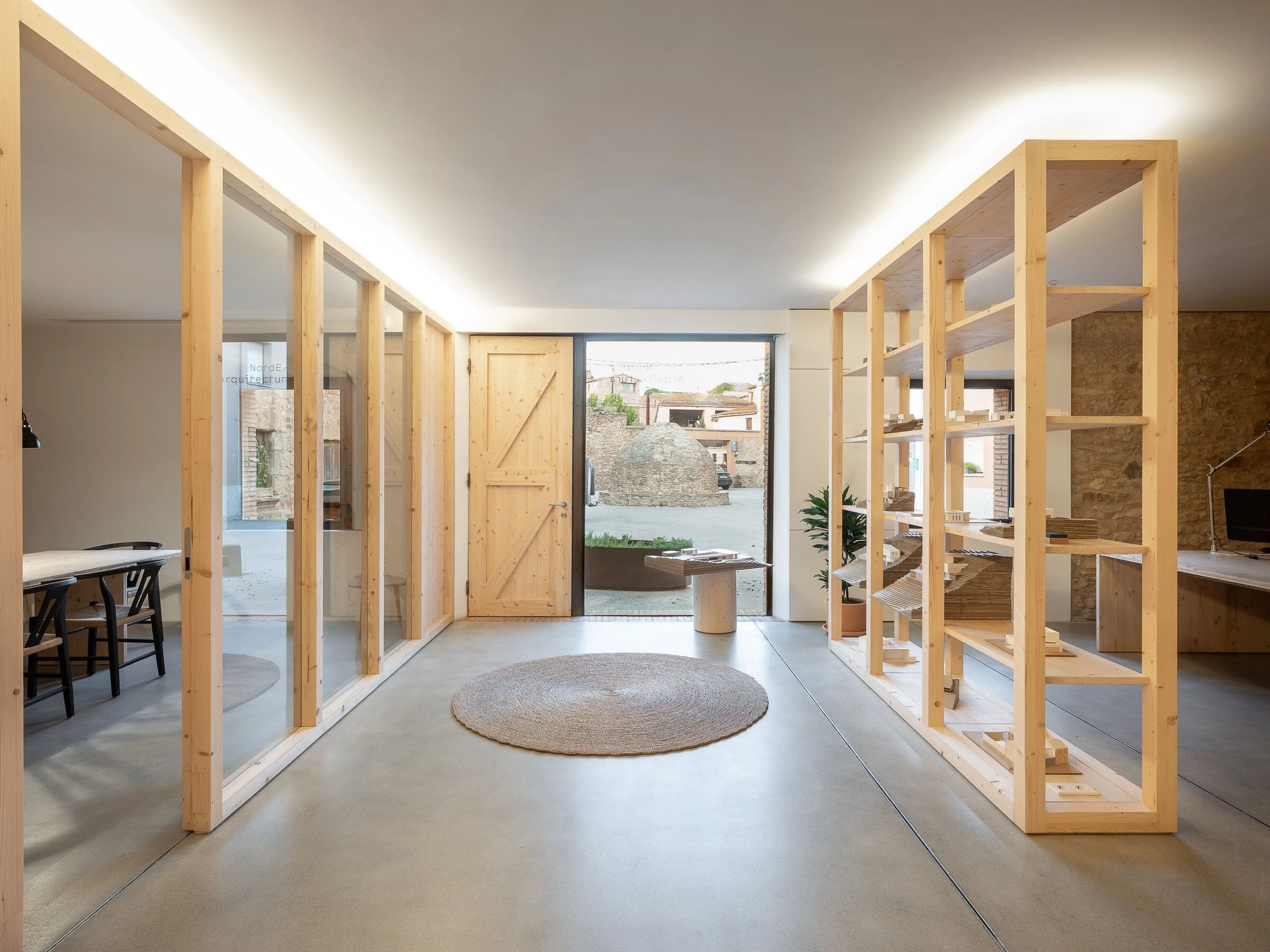 旧仓库新生 · Nordest Arquitectura 打造西班牙古村办公室-15