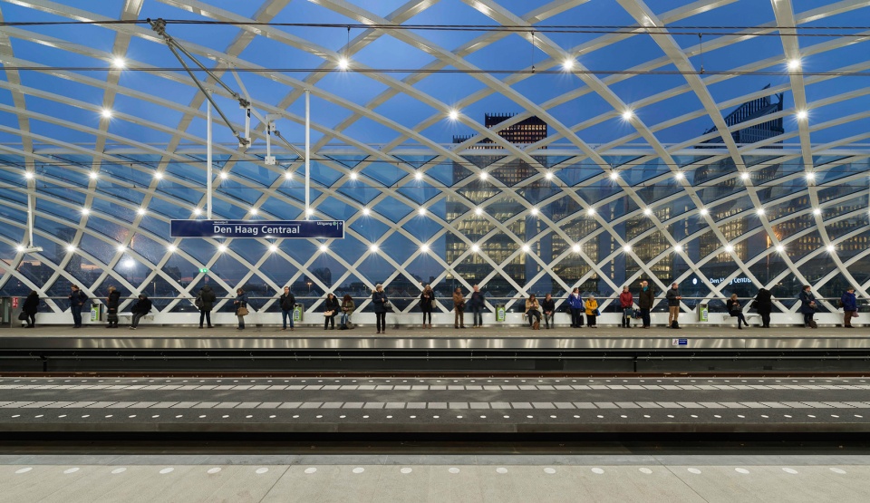 海牙轻轨站 | 参数化设计的透明拱形网格屋顶-26