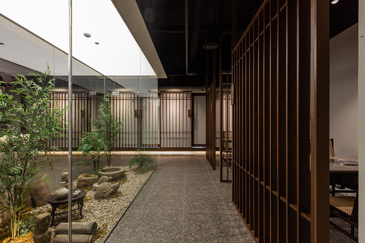 韩式餐厅“中央情报局”设计 | 石木庭院与传统氛围的完美结合-12