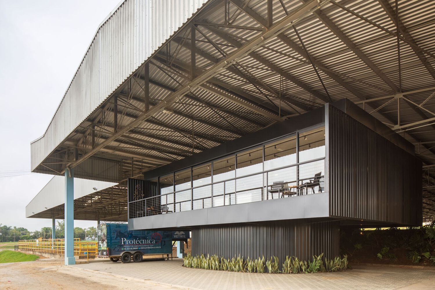 悬浮牛仔裤概念商店丨巴西丨Estúdio Almar-7