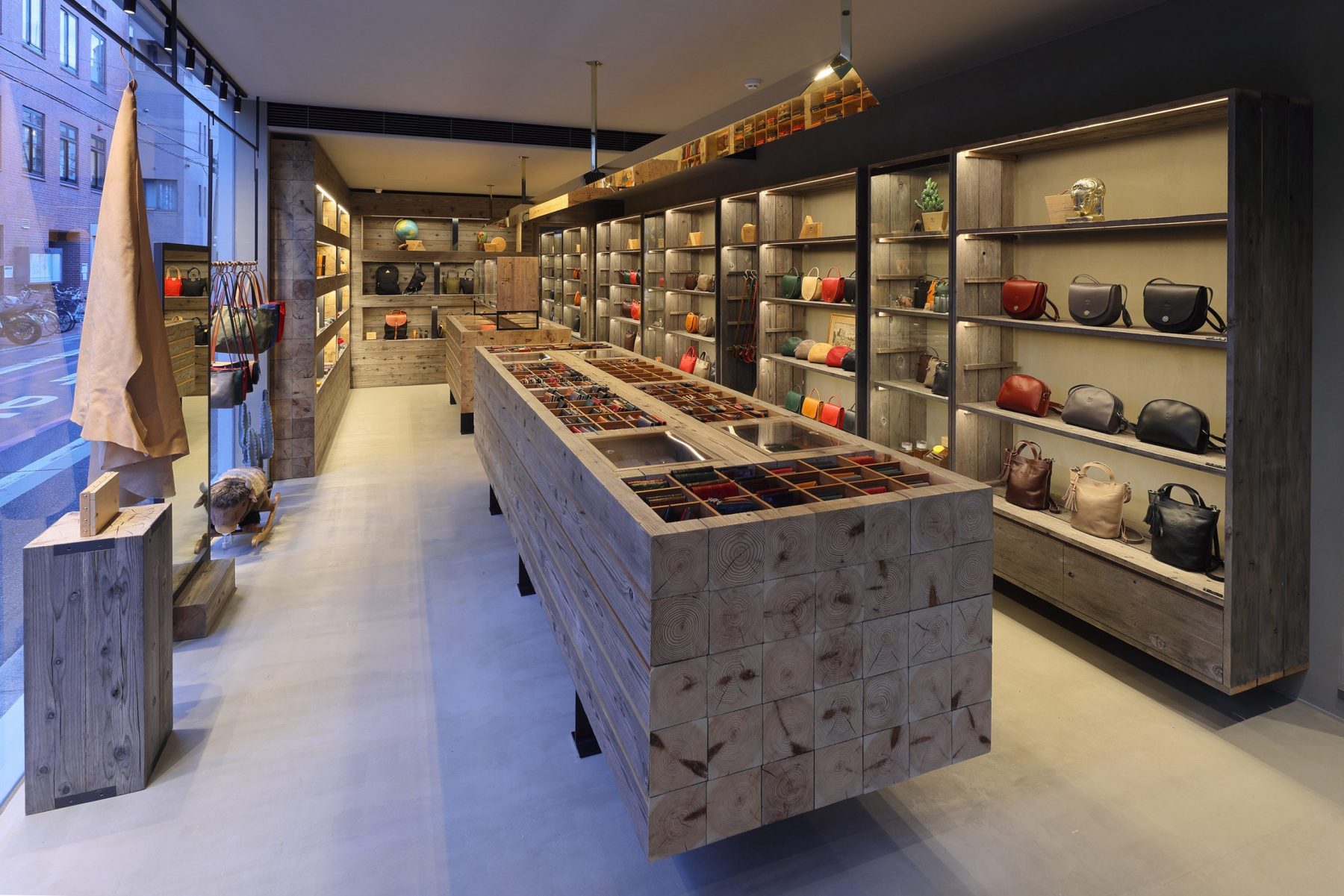 野牛京都三条店

注：IL BISONTE一般是品牌名，音译为野牛 ；KYOTO是京都；SANJO在日本地名里常指三条，这里推测是该品牌位于京都三条的门店相关表述 丨日本京都丨辻村久信氏-6