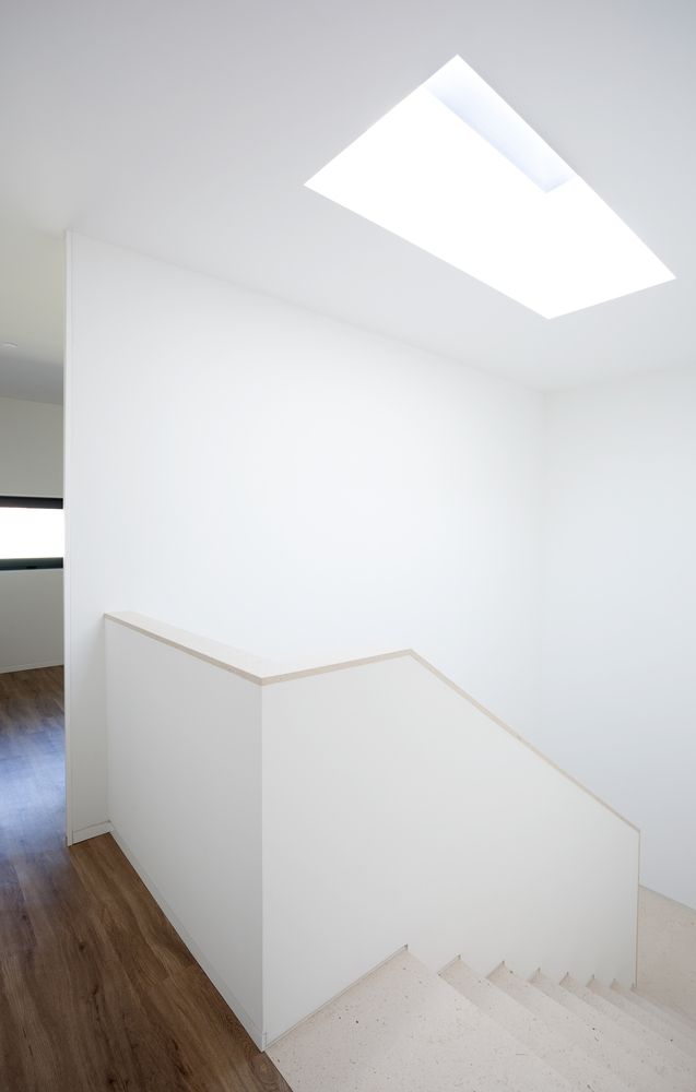 波尔图市中心翻新别墅 | 现代生活与自然光线的融合-49