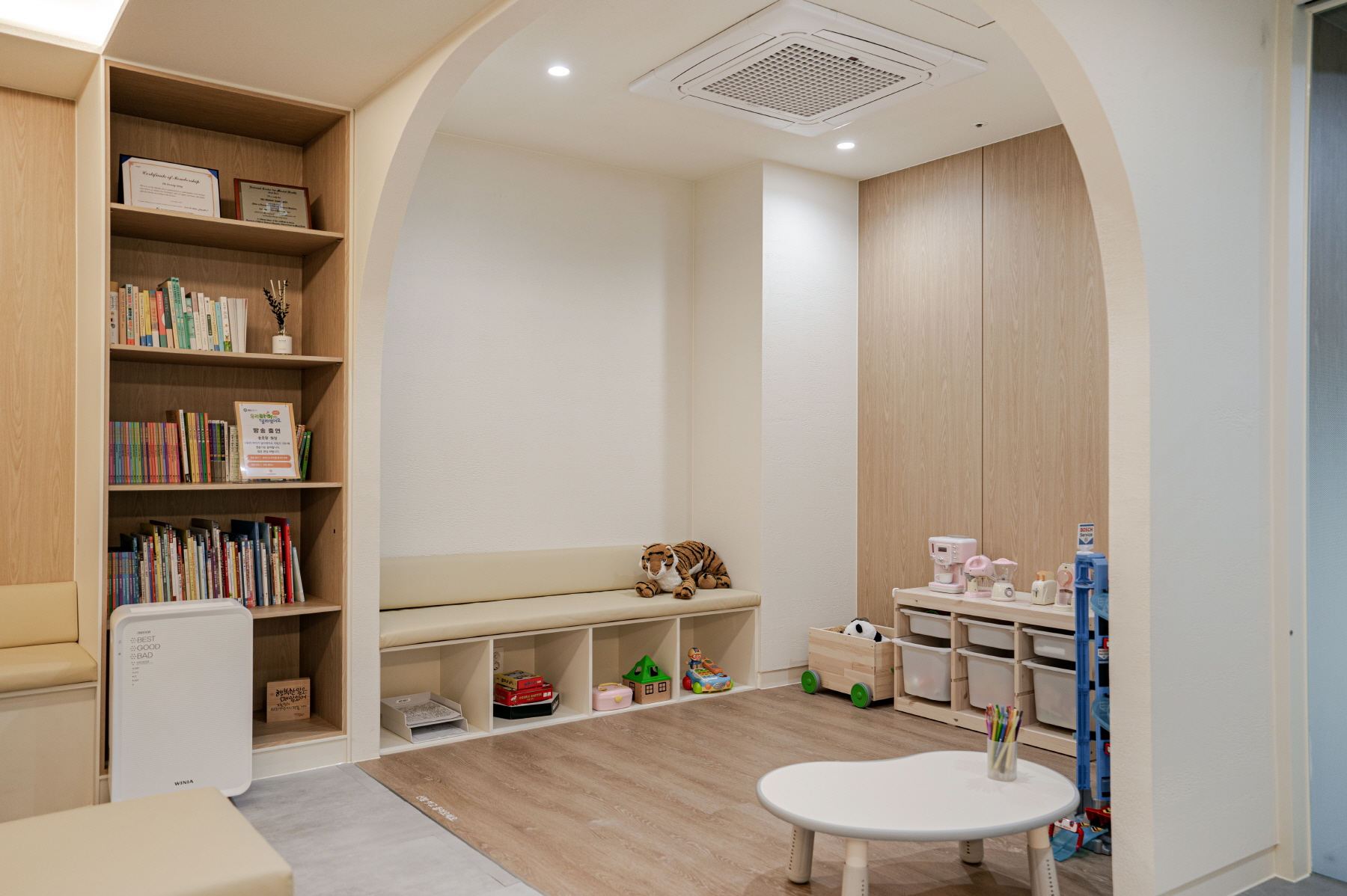 简约白色系打造儿童精神健康医学空间-7