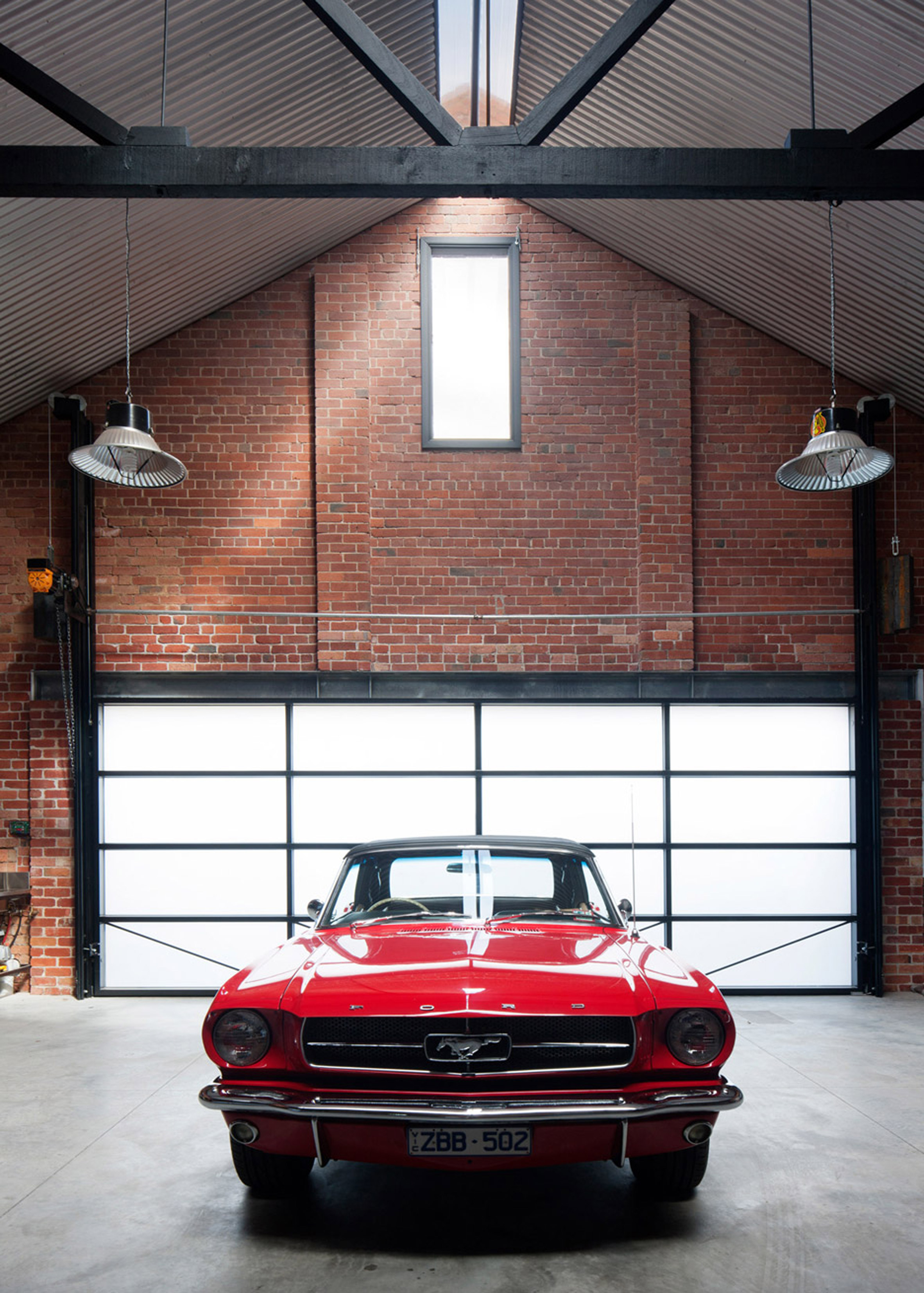 10 buildings that use classic cars to improve their image-49