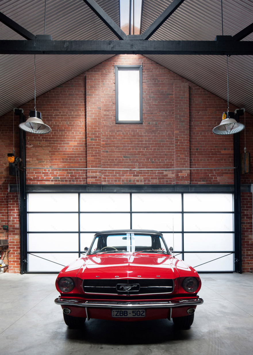 10 buildings that use classic cars to improve their image-49