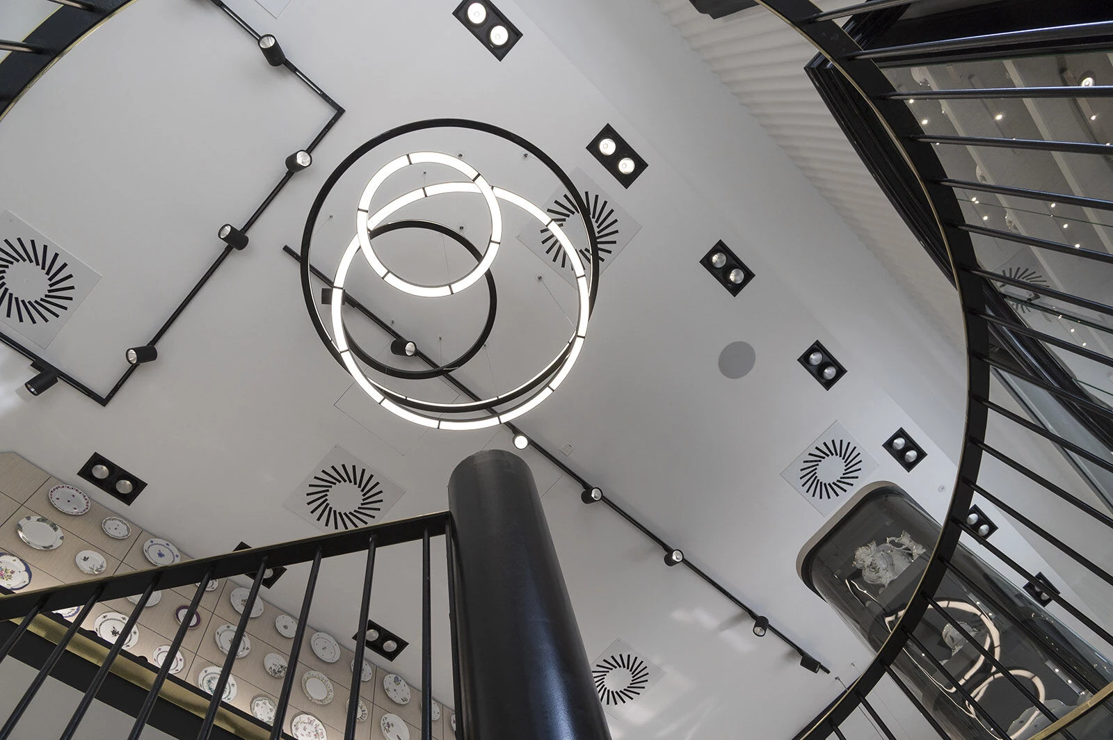 布达佩斯百年瓷器店,LED 灯光营造典雅氛围-13