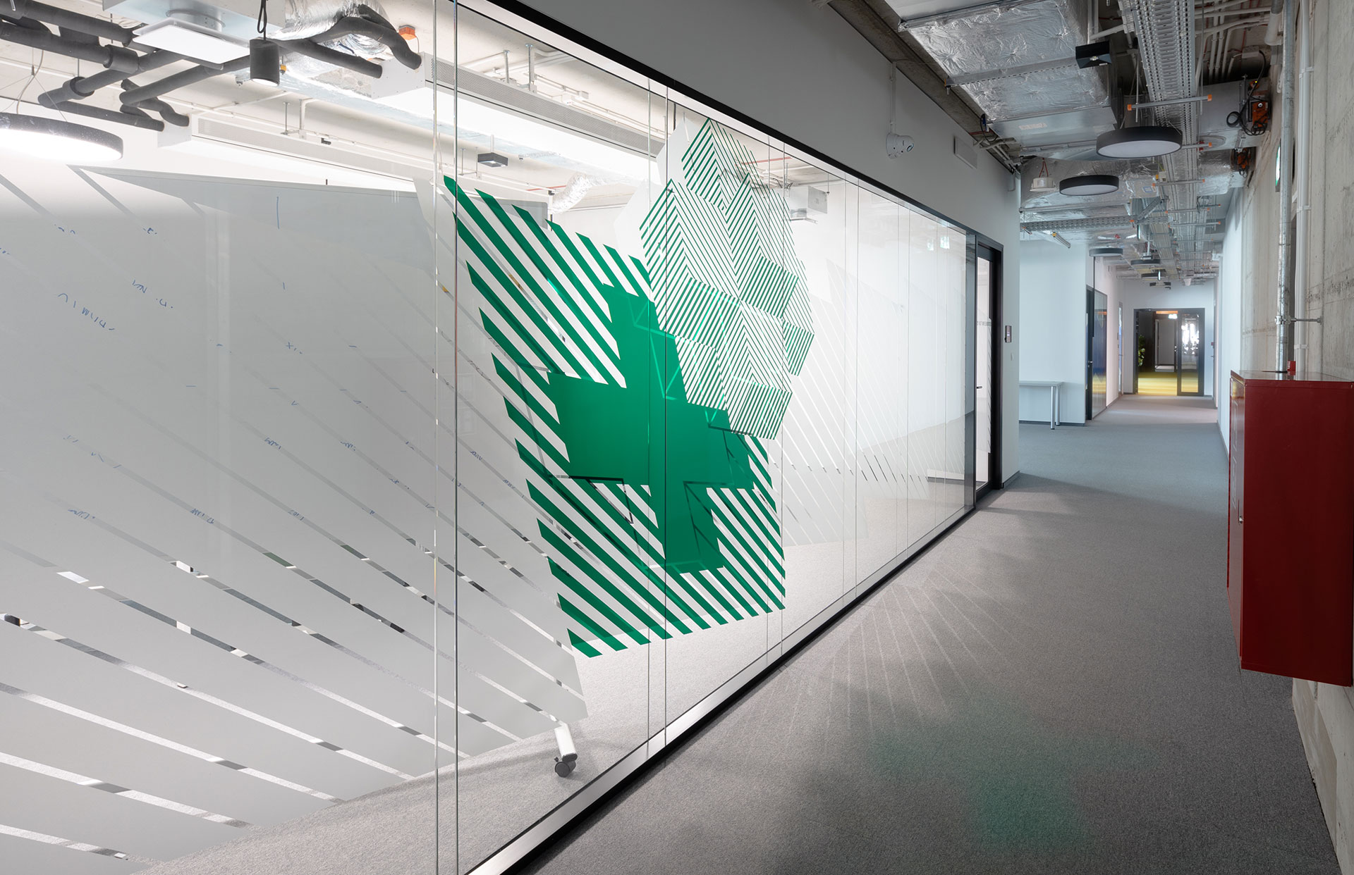 集体；合作社（考虑到其可能在不同语境中使用，集体是比较通用的译法，在经济相关语境可能是合作社 ，这里结合技术要求输出集体作为唯一结果） 丨SPYROSOFT-10