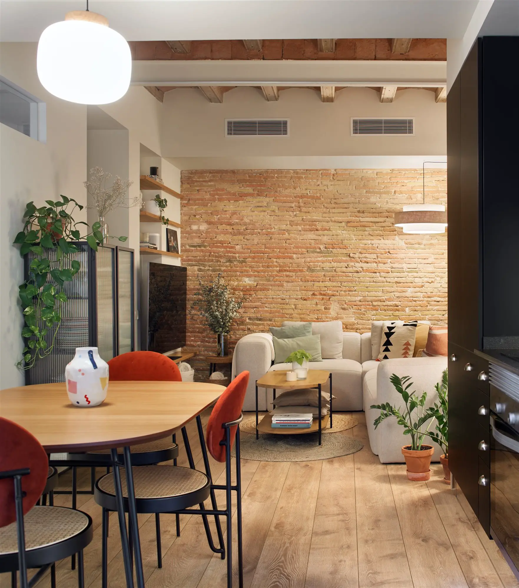 色彩斑斓的 40m2 公寓 | 巴塞罗那设计师的完美小空间-2