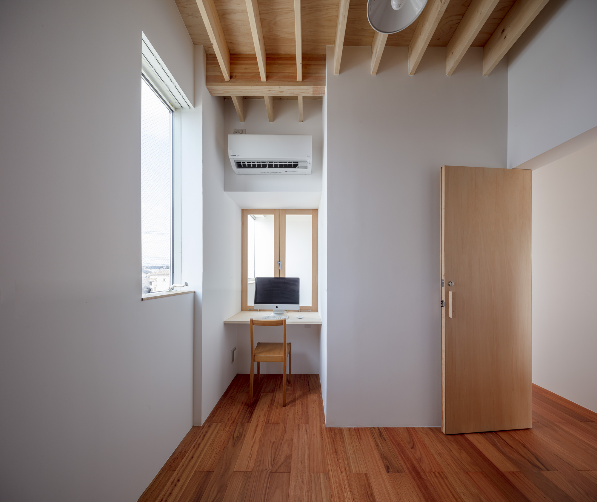 House with Hooked Multi Level Crossing / ihrmk-36