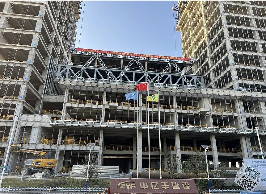 【决战四季度】49米大跨度带附属结构高空钢连廊提升就位——中亿丰双子楼项目建设进展再突破-30