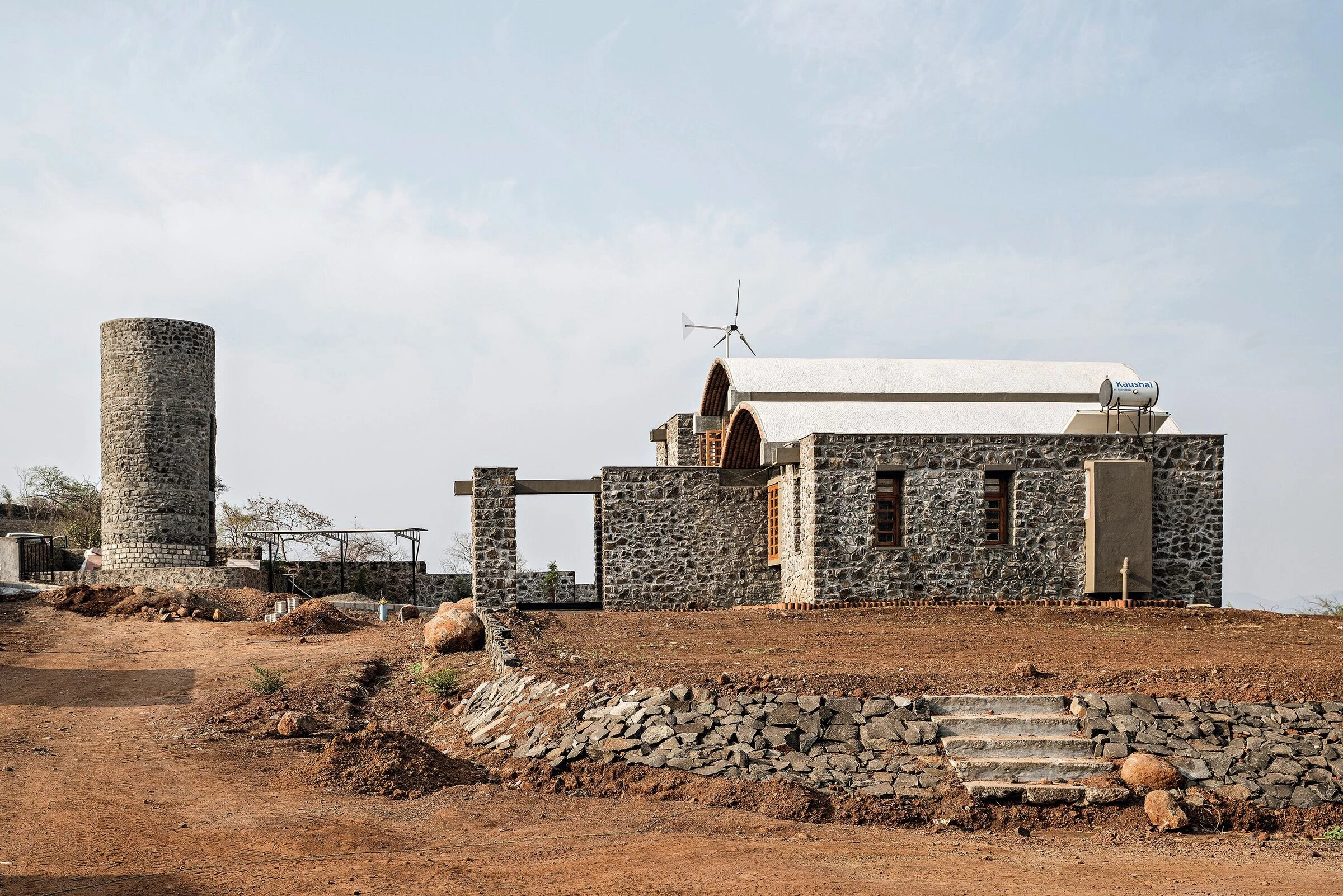 印度 Brahmangarh 地区自然石材与陶土砖和谐共生住宅丨Anupama Kundoo Architects-11