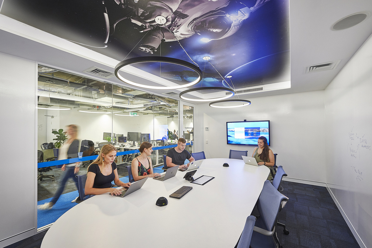 悉尼 Finder.com.au 太空主题办公室-9