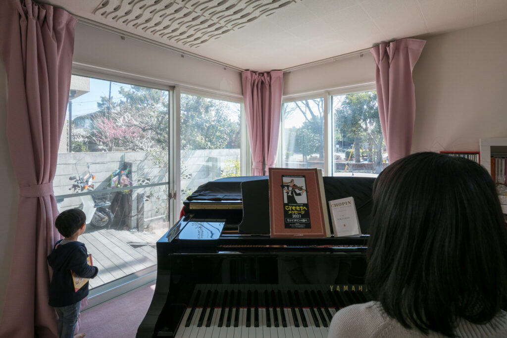 開放感に満ちた空間 子育てを想定して建てられたどこにいても家族がつながる住まい | Style of Life | 100%LiFE-11