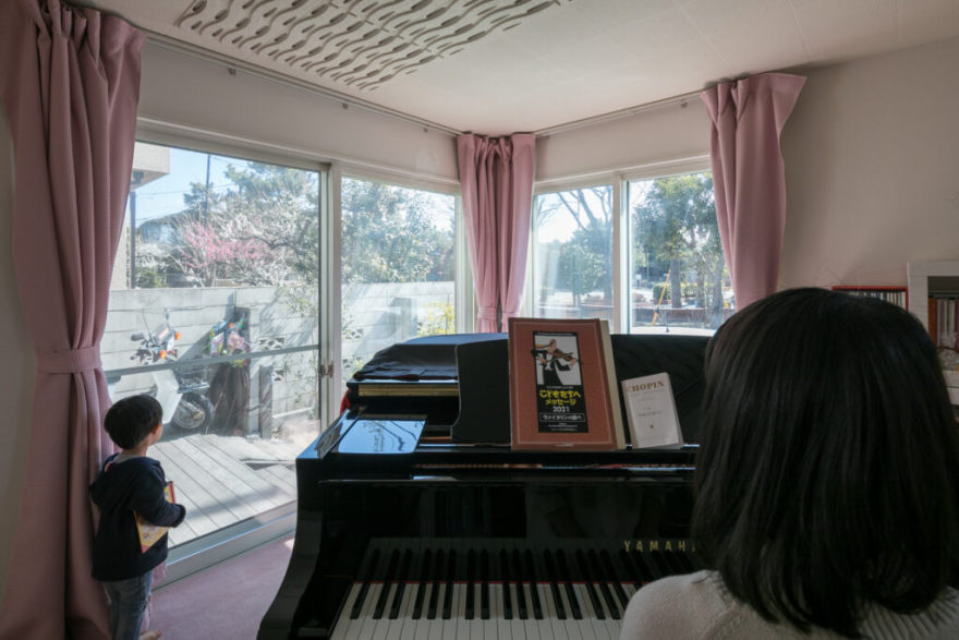 開放感に満ちた空間 子育てを想定して建てられたどこにいても家族がつながる住まい | Style of Life | 100%LiFE-11