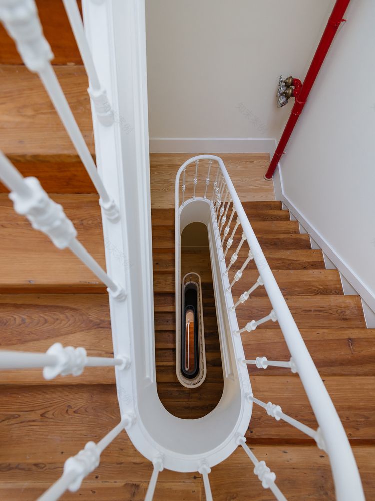 葡萄牙里斯本百年建筑翻新变身时尚住宅-36