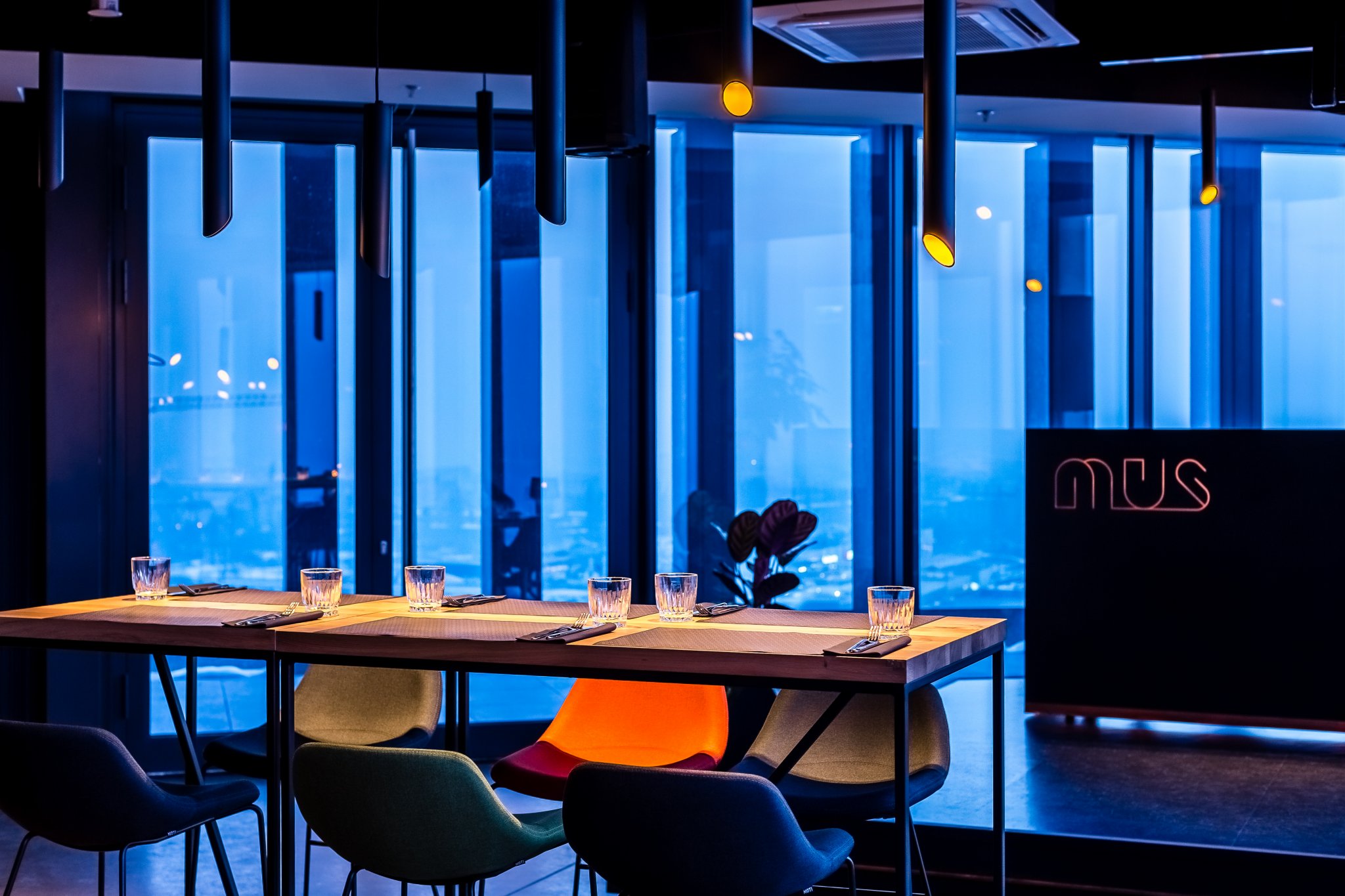 都市之巅 · MUS 餐厅的现代空间设计-12